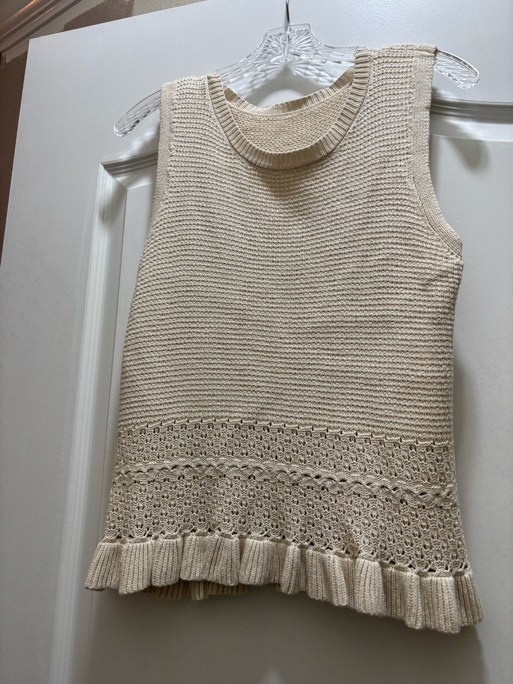 Source Unknown Cream Sleeveless Knit Top with Ruffle Hem